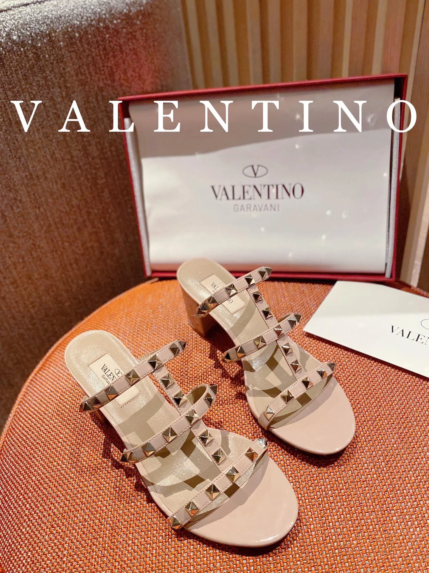 👟👟Ex-factory price 440👟👟 High-end quality 𝑉𝐴𝐿𝐸𝑁𝑇𝐼𝑁𝑂 Valentino ♡ͥ | Level🔍 The classic King flip flops are also so beautiful. The textured hardware brings out a full sense of luxury. After putting it on my feet, I was shocked that my feet looked slimmer! The new season lives up to expectations! Worth buying ★Imported cowhide is absolutely high-grade ❥Original method is absolutely sensual ❥Elegant style creates a different feeling🙈 Simple temperament style!  ♡ show bdetails ———————————— ⊿▸: Size｜35-40 (customized at 40.41.42) ⊿▸: Material｜Imported cowhide ⊿▸: Material | Padded sheepskin ���▸: Material | Italian🇮🇹 genuine leather outsole ⊿▸: Heel height｜6cm